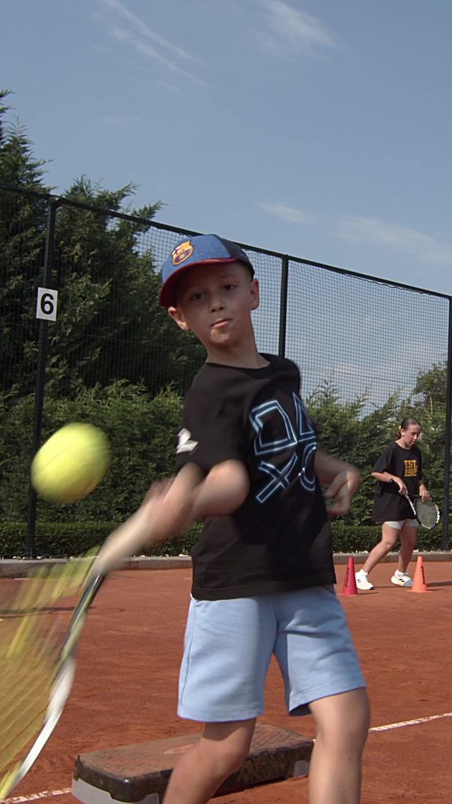 Момче отработва удар на детска тренировка по тенис в NOVI Tennis Club, Пловдив